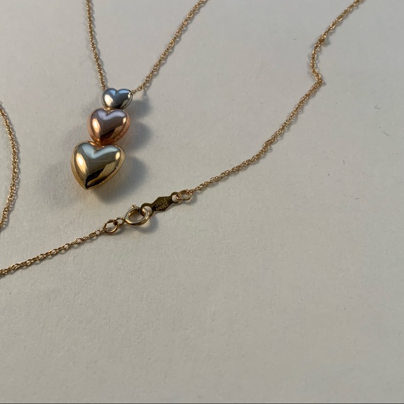 14k tri color gold three heart pendent and chain - Picture 4 of 6